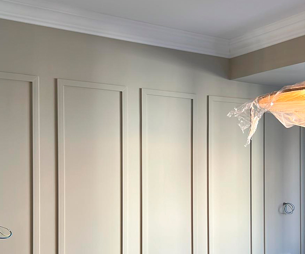 instalación de molduras decorativas